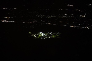 航空機の機内から撮影された仙台市上空と思われる夜景。GPS情報から推測するに画面右上の方が岩沼市北部の可能性が高い。