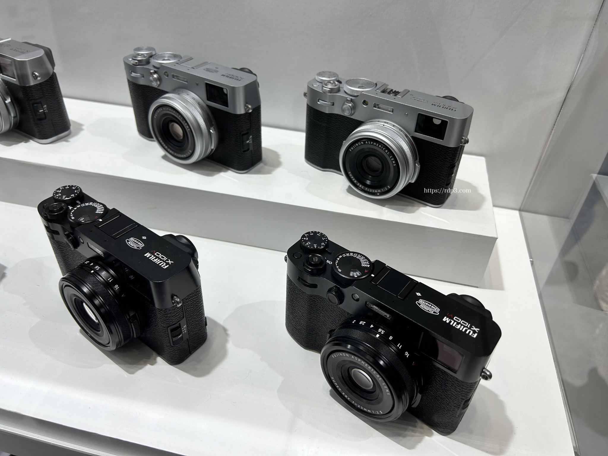 左が旧型X100Vで右がX100VI、外見的な違いはセンサー位置表示、機種名のVとVIの違い、ファインダー切り替え？のレバーに赤い点があるかないかくらい。だから外観でこれが欲しい人は旧型の方が安くてコスパがいい。