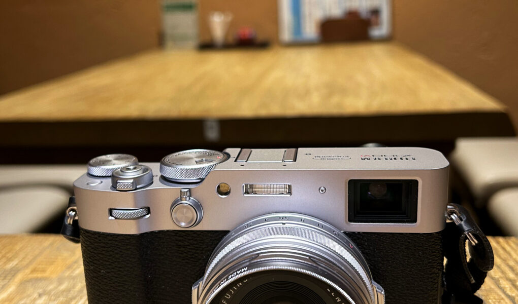 FUJIFILM X100VI にアダプターリングとプロテクトフィルターを装着した様子