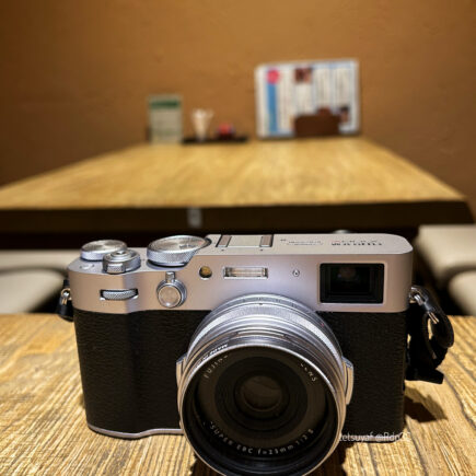 FUJIFILM X100VI にアダプターリングとプロテクトフィルターを装着した様子