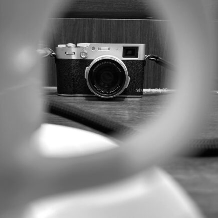 FUJIFILM X100VI にアダプターリングとプロテクトフィルターを装着した様子