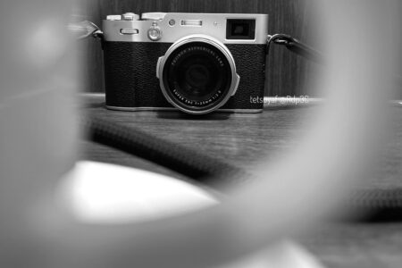 FUJIFILM X100VI にアダプターリングとプロテクトフィルターを装着した様子