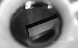 ドトールコーヒー（モノクローム写真）撮影カメラX100VI　アクロスレッドフィルターモード