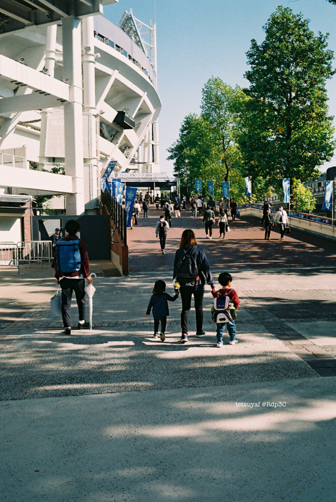 横浜スタジアムに来た家族　レンズ：COLOR-SKOPAR 35mm F2.5 P II　写真フィルム：フジカラー FUJICOLOR 100