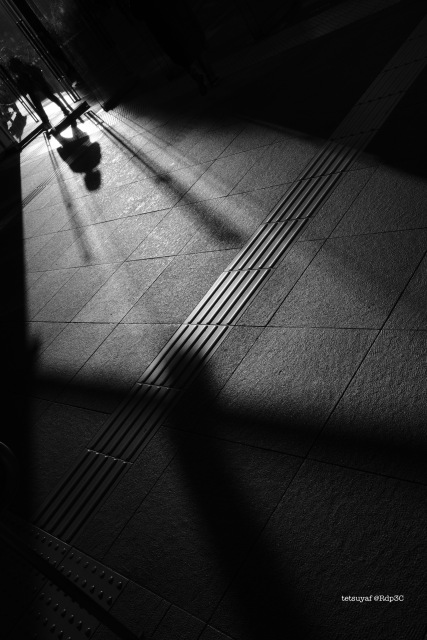 「人影」FUJIFILM X100VI ACRROS R f/16 1/170