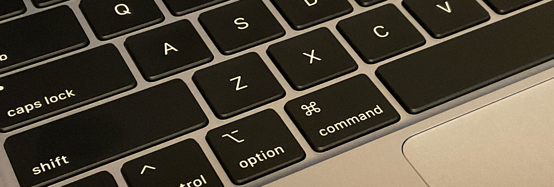 MacBook Air M4 USキーボードの左下が fn + 言語選択キーになってる（ここ押すと日本語と英語が切り替わります）
