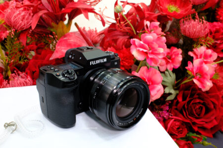 FUJIFILM X-H2S 56 mm f/1.2装着時　シーピープラス2025にて、薔薇の造花は富士フィルムさんがブースに用意したものでこういうふうにしか撮りようがなかっただけです