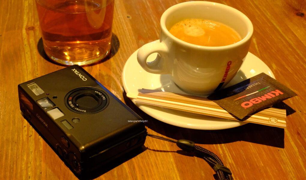 CONTAX T3のあるテーブル