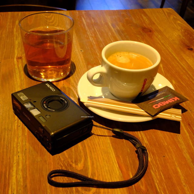 CONTAX T3のあるテーブル