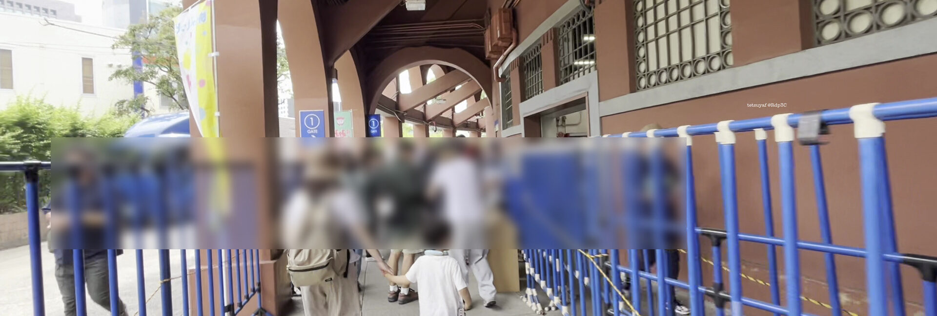 明治神宮球場の外野席へ至る通路はなぜグラウンドに対して平行なのか？