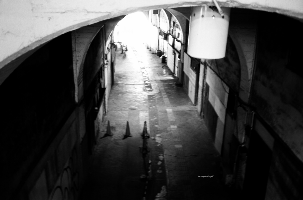 「国道駅」レンズ:Voigtländer COLOR-SKOPAR 35mm F2.5 P II × 写真フィルム:fuji NEOPANネオパン100 ACROS Ⅱ