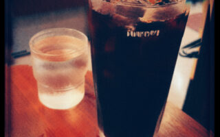 ドトールコーヒーのアイスコーヒーLサイズ