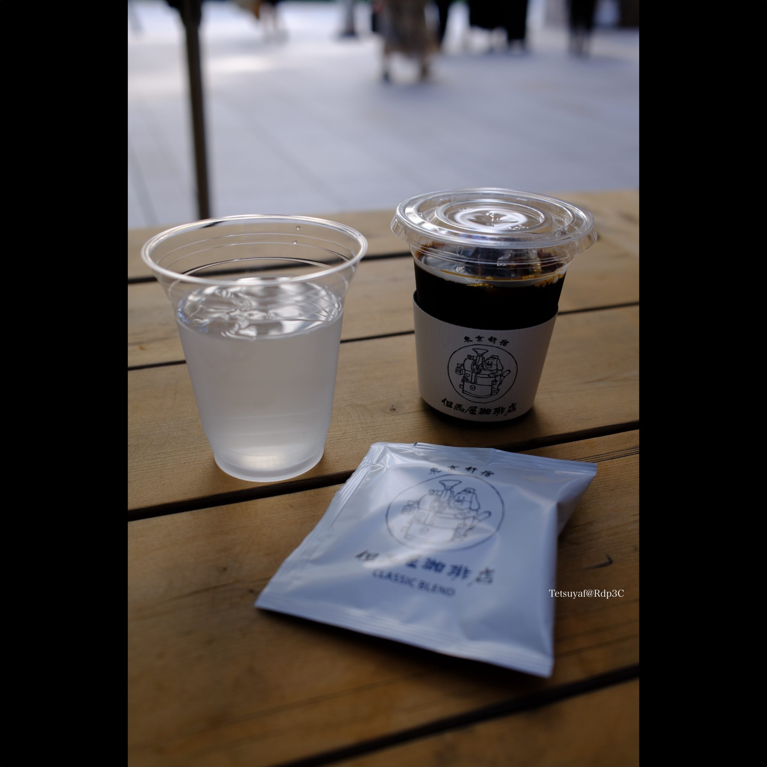 東京明治屋京橋ストアー脇のオープンスペースでテーブルとベンチがあるから丹波屋珈琲店でテイクアウトしたアイスコーヒーを飲む