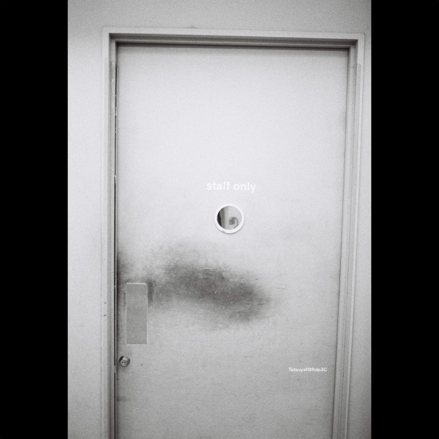 街角の日差しと影を捉えた白黒風景。KENTMERE PAN 400フィルムとCONTAX T3カメラで撮影。No.01