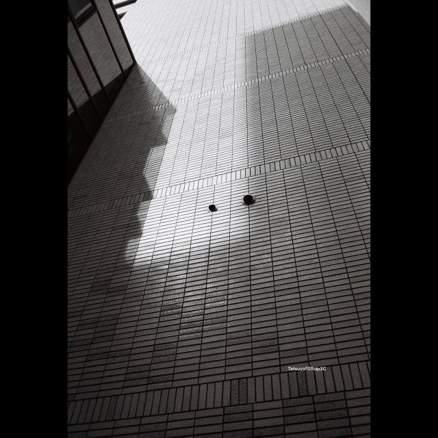 街角の日差しと影を捉えた白黒風景。KENTMERE PAN 400フィルムとCONTAX T3カメラで撮影。No.03
