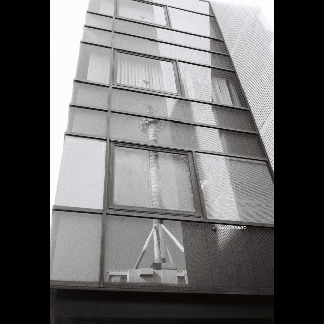 街角の日差しと影を捉えた白黒風景。KENTMERE PAN 400フィルムとCONTAX T3カメラで撮影。No.04