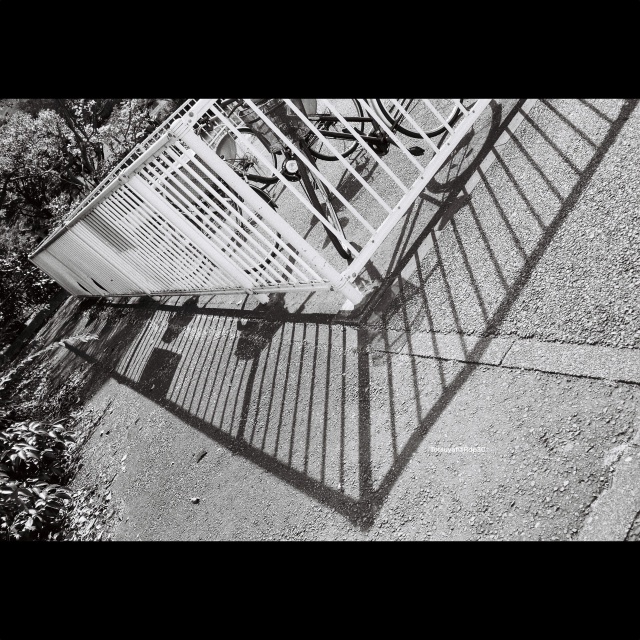 街角の日差しと影を捉えた白黒風景。KENTMERE PAN 400フィルムとCONTAX T3カメラで撮影。No.06