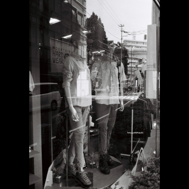 街角の日差しと影を捉えた白黒風景。KENTMERE PAN 400フィルムとCONTAX T3カメラで撮影。No.10
