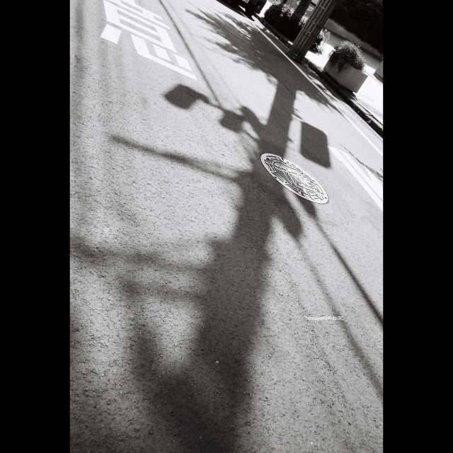 街角の日差しと影を捉えた白黒風景。KENTMERE PAN 400フィルムとCONTAX T3カメラで撮影。No.11