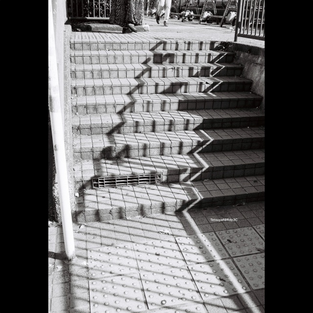 街角の日差しと影を捉えた白黒風景。KENTMERE PAN 400フィルムとCONTAX T3カメラで撮影。No.12