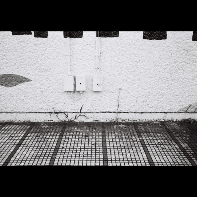 街角の日差しと影を捉えた白黒風景。KENTMERE PAN 400フィルムとCONTAX T3カメラで撮影。No.15