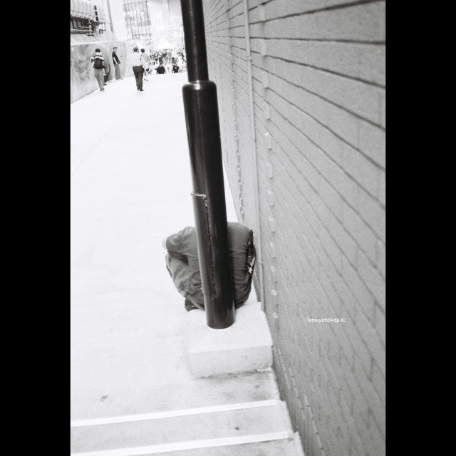 街角の日差しと影を捉えた白黒風景。KENTMERE PAN 400フィルムとCONTAX T3カメラで撮影。No.16