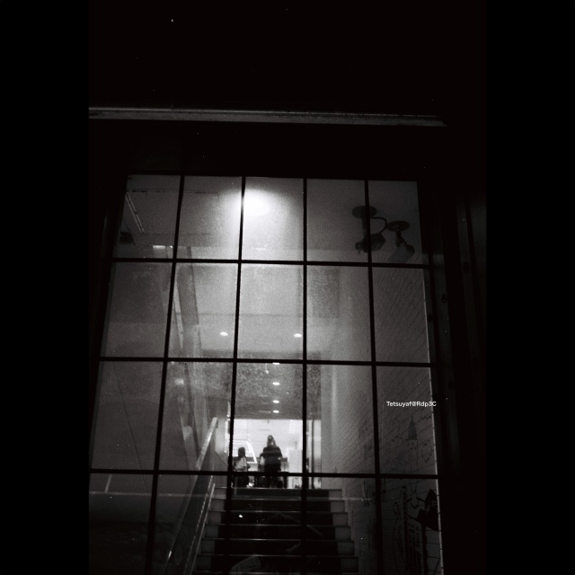 街角の日差しと影を捉えた白黒風景。KENTMERE PAN 400フィルムとCONTAX T3カメラで撮影。No.17