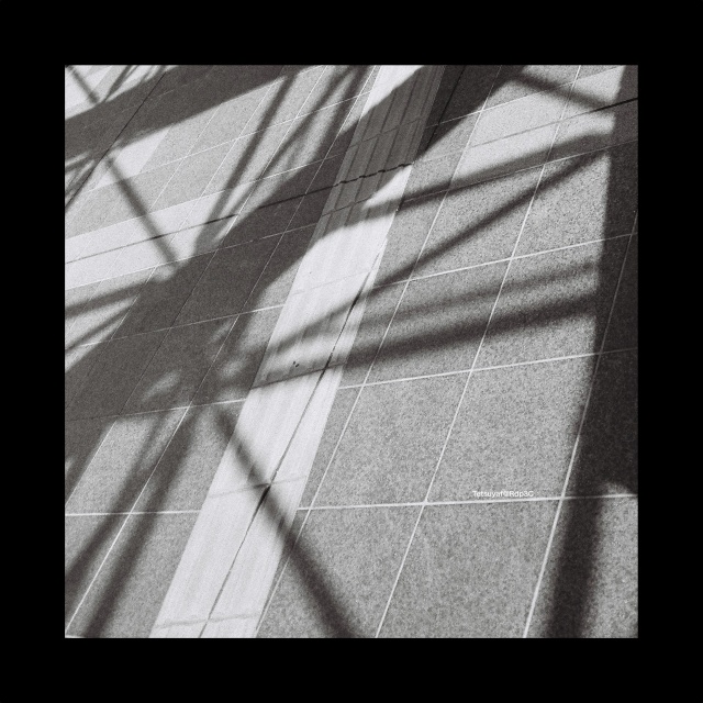 街角の日差しと影を捉えた白黒風景。KENTMERE PAN 400フィルムとCONTAX T3カメラで撮影。No.18