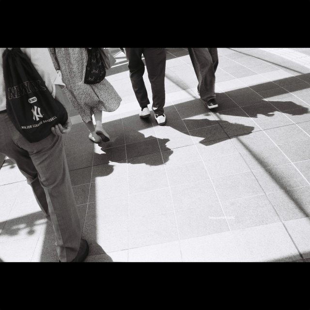 街角の日差しと影を捉えた白黒風景。KENTMERE PAN 400フィルムとCONTAX T3カメラで撮影。No.19