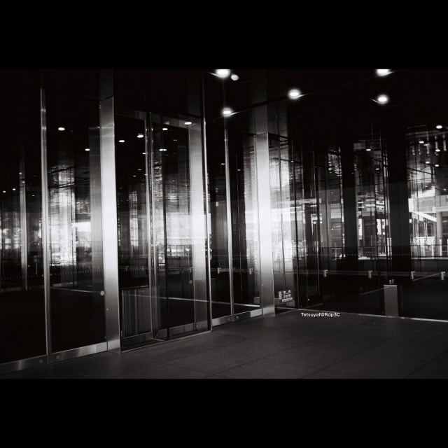 街角の日差しと影を捉えた白黒風景。KENTMERE PAN 400フィルムとCONTAX T3カメラで撮影。No.20