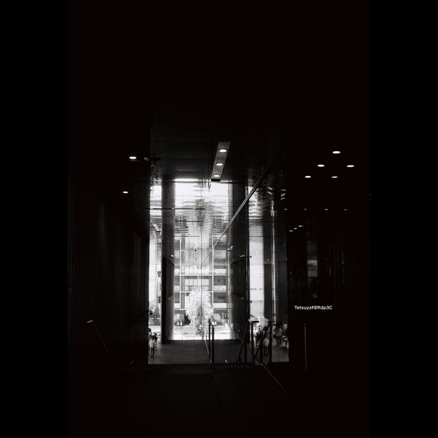 街角の日差しと影を捉えた白黒風景。KENTMERE PAN 400フィルムとCONTAX T3カメラで撮影。No.22
