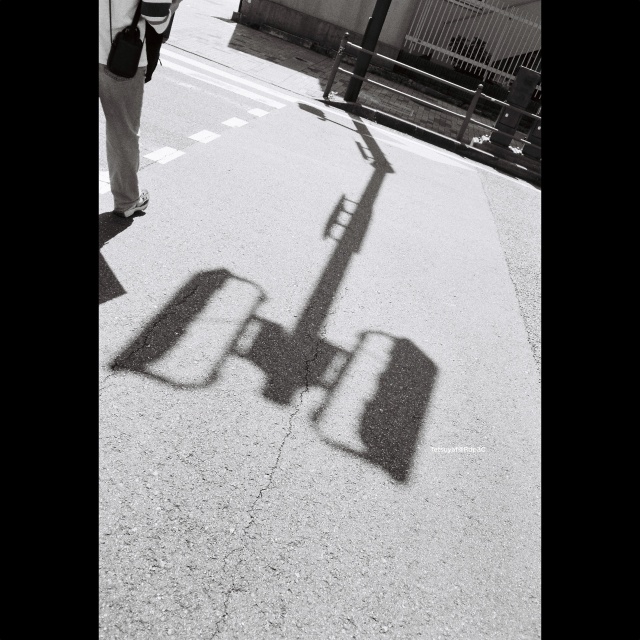 街角の日差しと影を捉えた白黒風景。KENTMERE PAN 400フィルムとCONTAX T3カメラで撮影。No.23