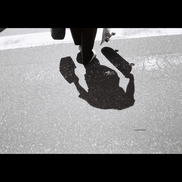 街角の日差しと影を捉えた白黒風景。KENTMERE PAN 400フィルムとCONTAX T3カメラで撮影。No.24