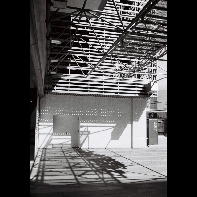 街角の日差しと影を捉えた白黒風景。KENTMERE PAN 400フィルムとCONTAX T3カメラで撮影。No.27
