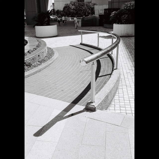 街角の日差しと影を捉えた白黒風景。KENTMERE PAN 400フィルムとCONTAX T3カメラで撮影。No.28