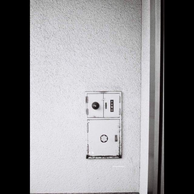 街角の日差しと影を捉えた白黒風景。KENTMERE PAN 400フィルムとCONTAX T3カメラで撮影。No.32