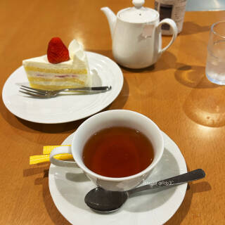 国立西洋美術館カフェすいれん　紅茶とショートケーキ