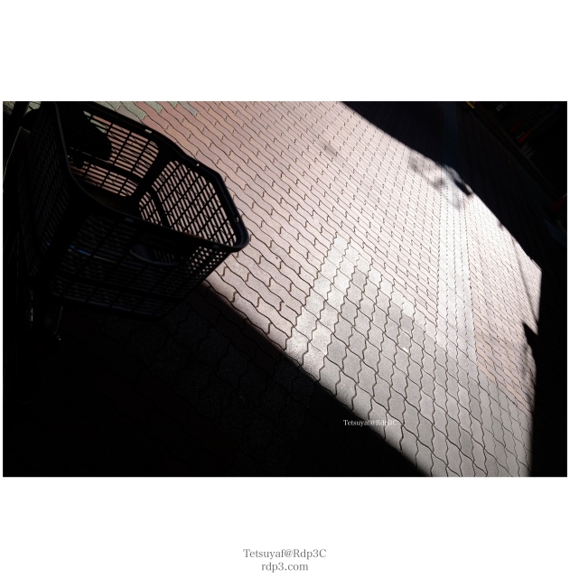 光と影と大阪と（大阪、布施の商店街）