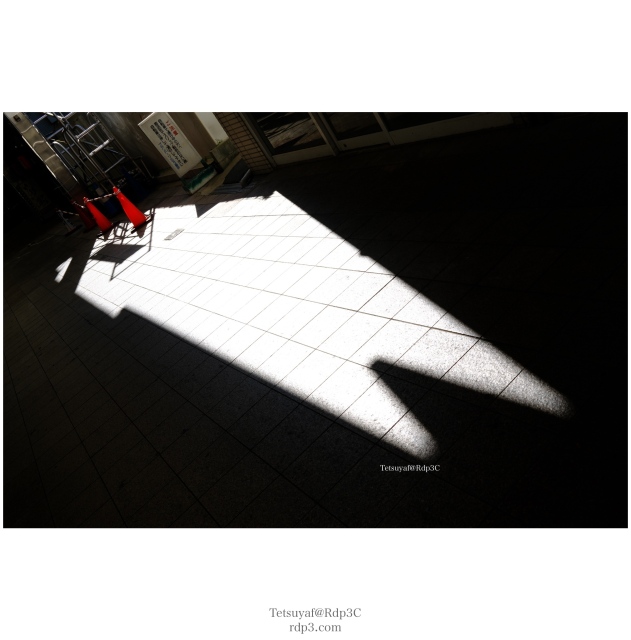 光と影と大阪と（大阪、布施の商店街）