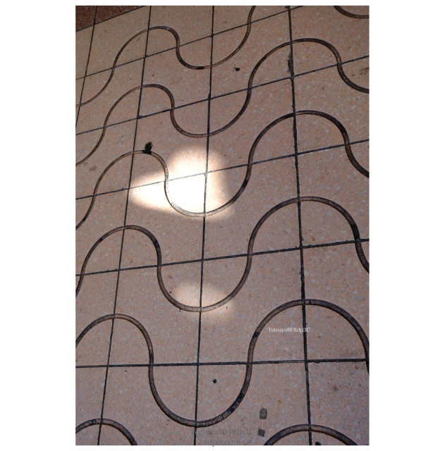 光と影と大阪と（大阪、布施の商店街）