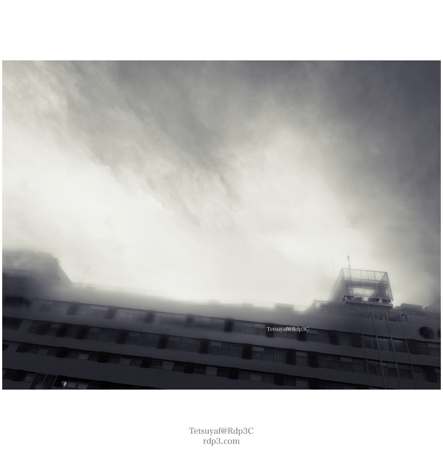 夕暮れ間近の白黒空