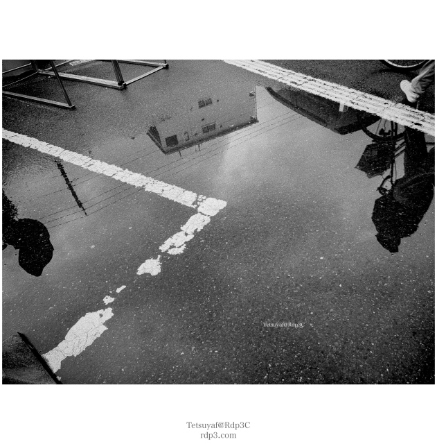 雨の駐車場（モノクロ）