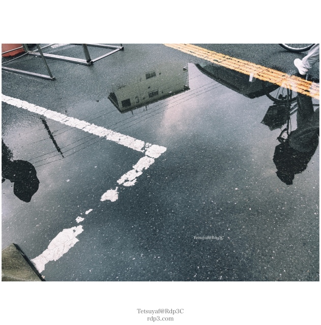 雨の駐車場（カラー）